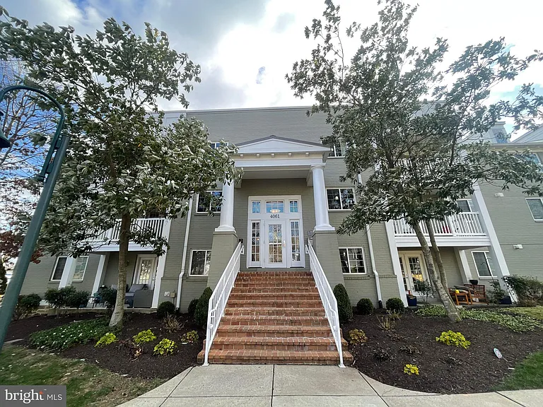 4061 S Four Mile Run Dr #301 — Photo 1