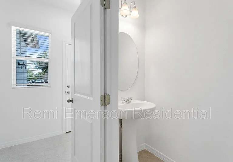 3150 Merton Aly — Photo 15