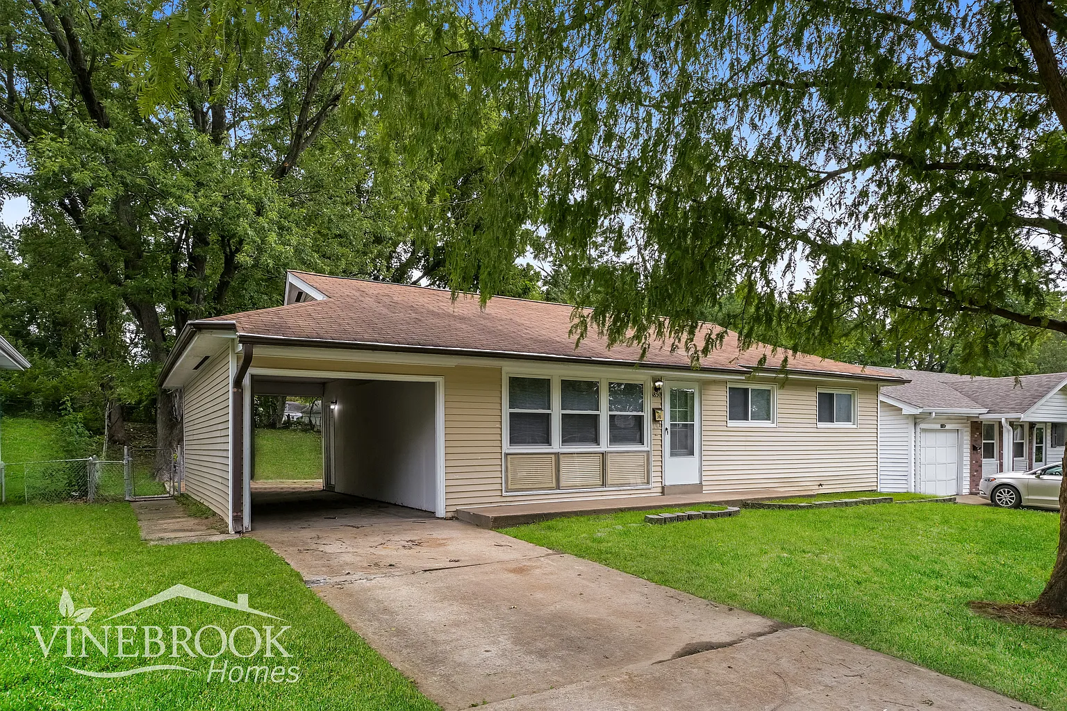 1850 Clover Ln photo 1