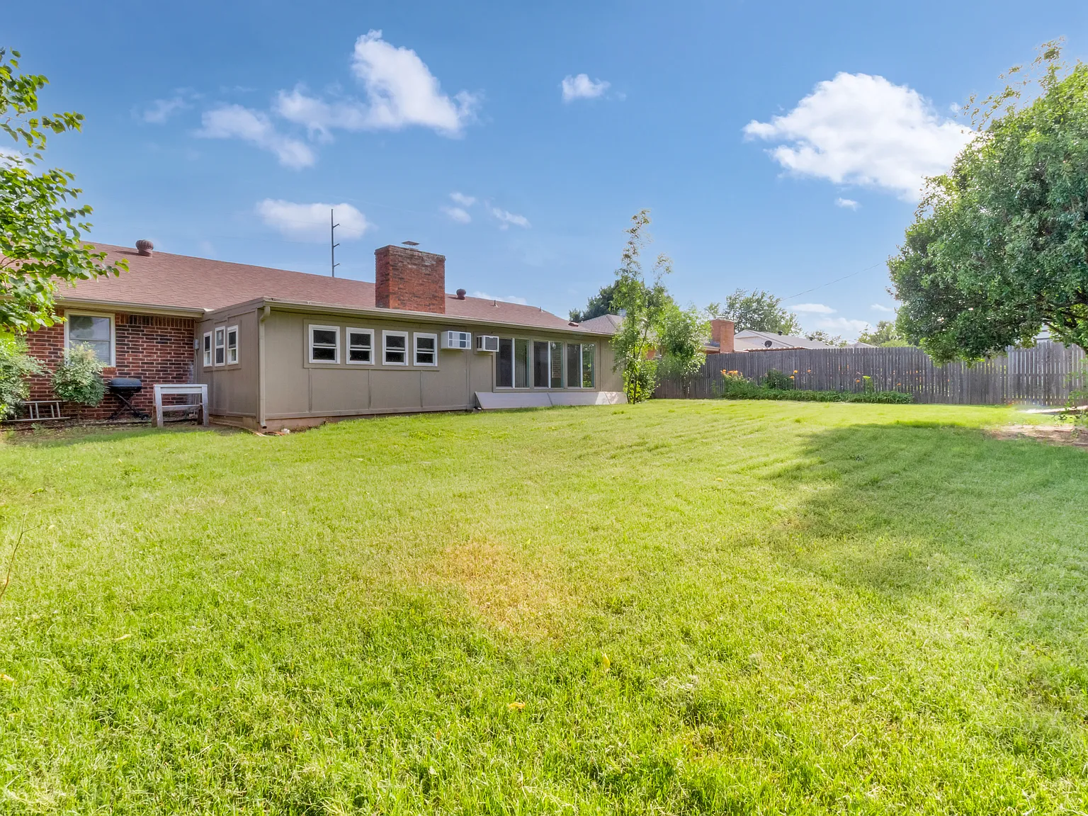4 bed, 2.5 bath, 1690 sqft, $2,300 — Photo 3