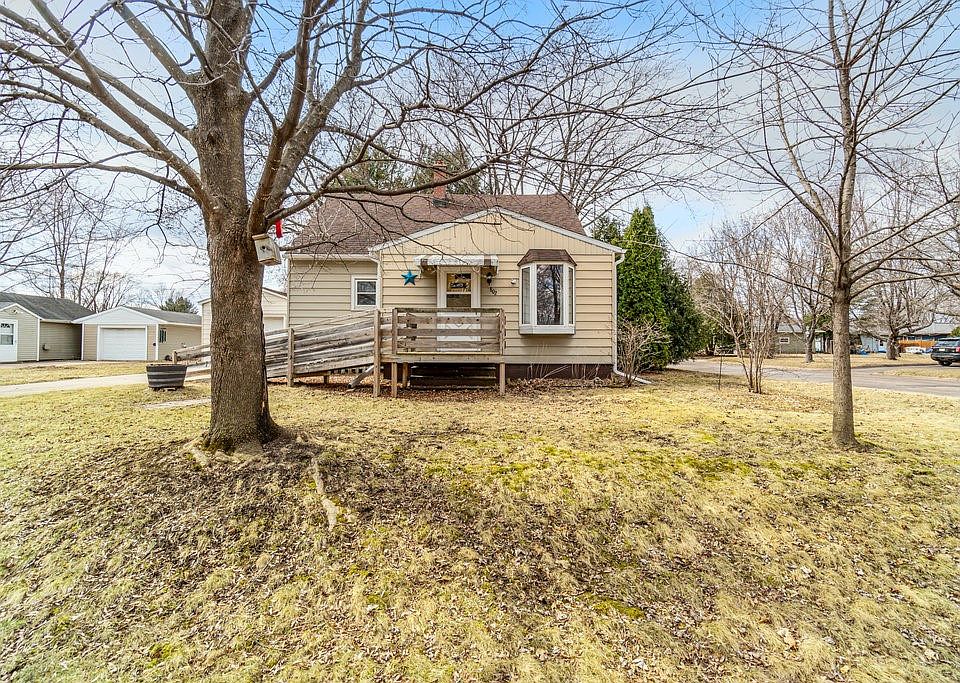 1st image of 802 Maple Street