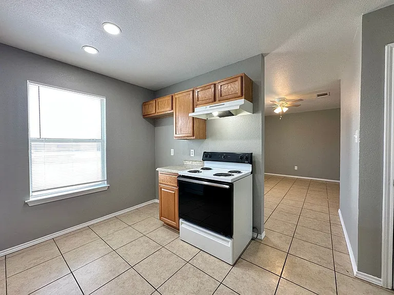 1704 Spring Rose Cir — Photo 27