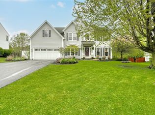 15 Dickinson Xing, Fairport, NY 14450