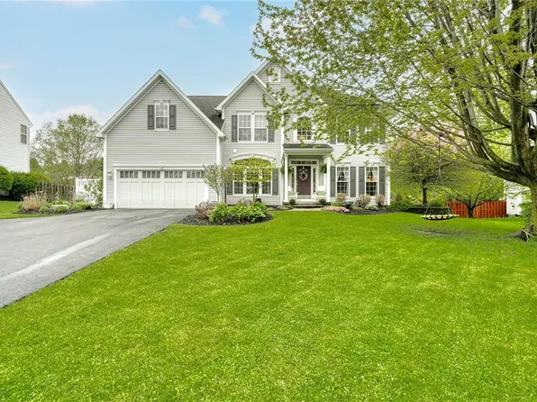 15 Dickinson Xing, Fairport, NY 14450