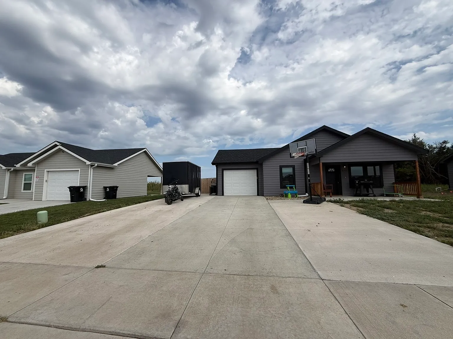 3 bed, 1100 sqft, $1,900 — Photo 1