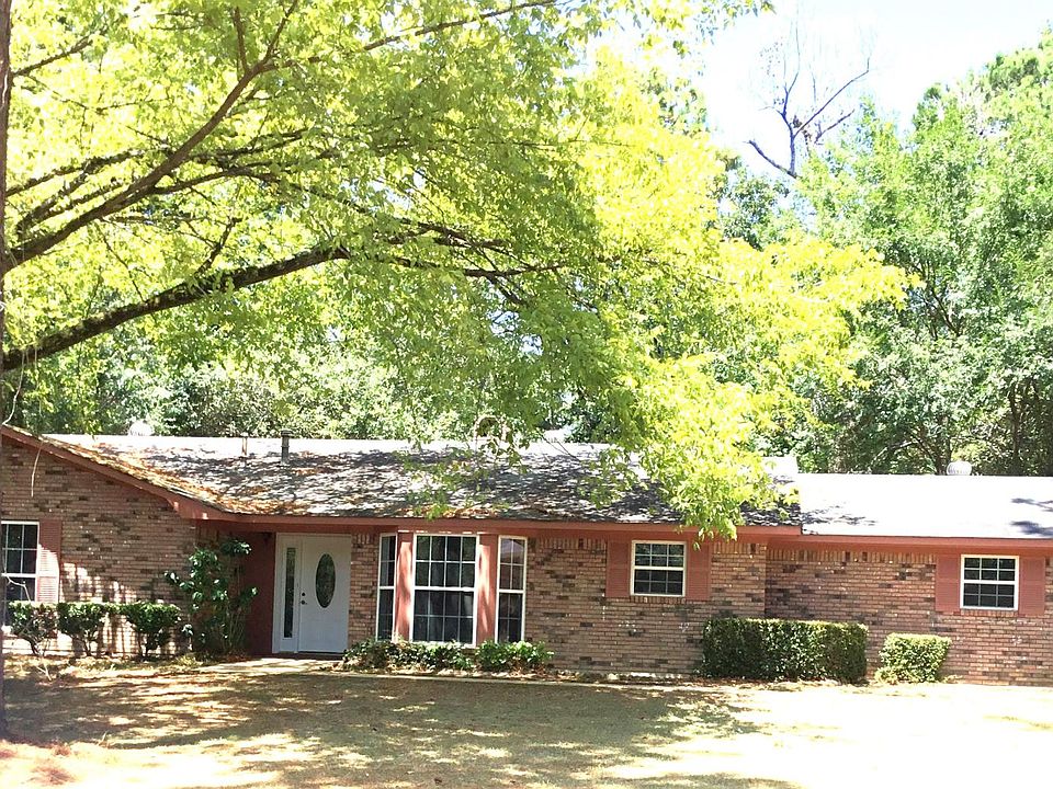 1st image of 205 Country Club Cir