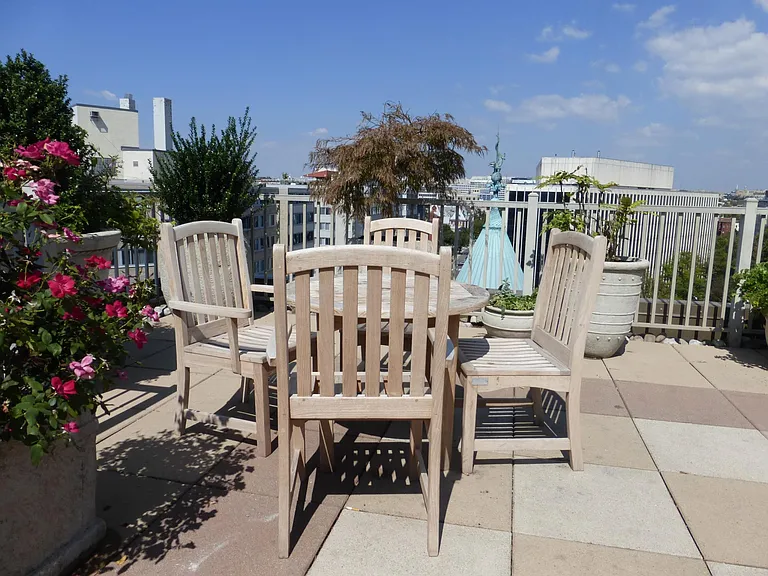 Landscaped roof garden and deck with great views, plenty of seating areas, and a gas BBQ grill.