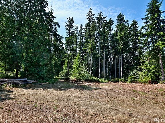 There is potential for animals, a shop or garden here!