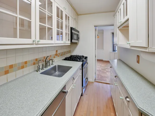 345 East 52nd Street image 3 of 8