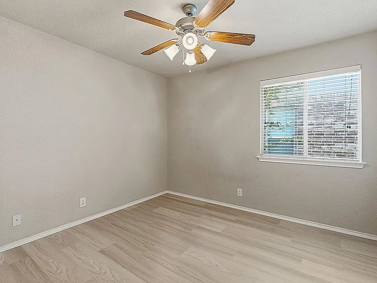 1918 Golden Arrow Ave — Photo 15