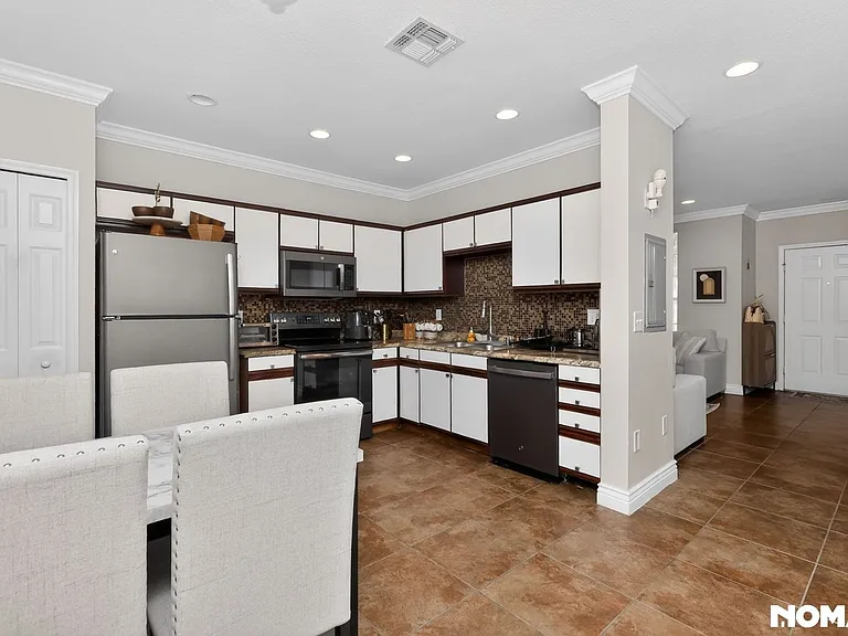 1417 Lyonshire Dr — Photo 9