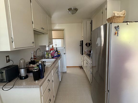 3rd image of 181 Brook Knoll Dr