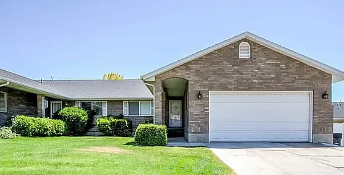 4 bed, 2500 sqft, $1,999 — Photo 2