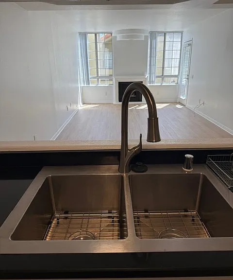 Canoga Luxury Apartments — Photo 18