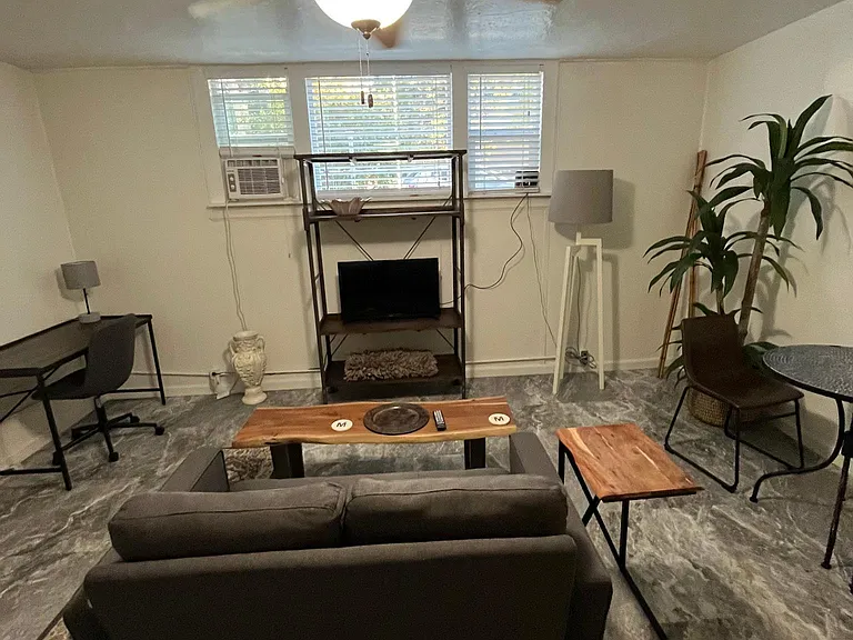 856 E Carter St #5 — Photo 5