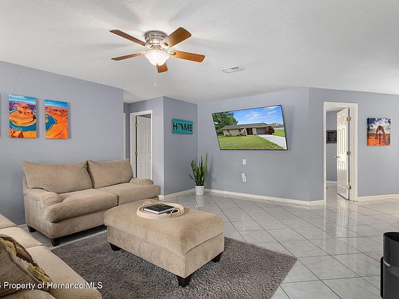 5th image of 27176 Wakefield Dr