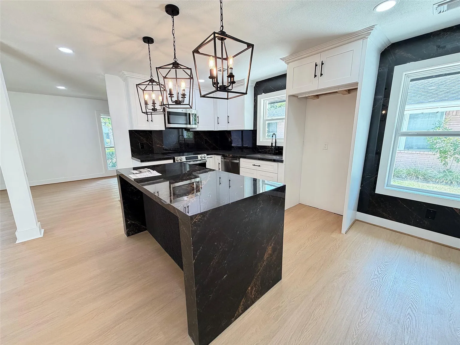 3 bed, 2208 sqft, $3,300 — Photo 4