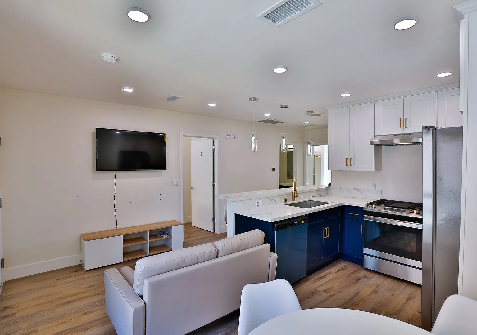 Sagittarius Apartments — Photo 2