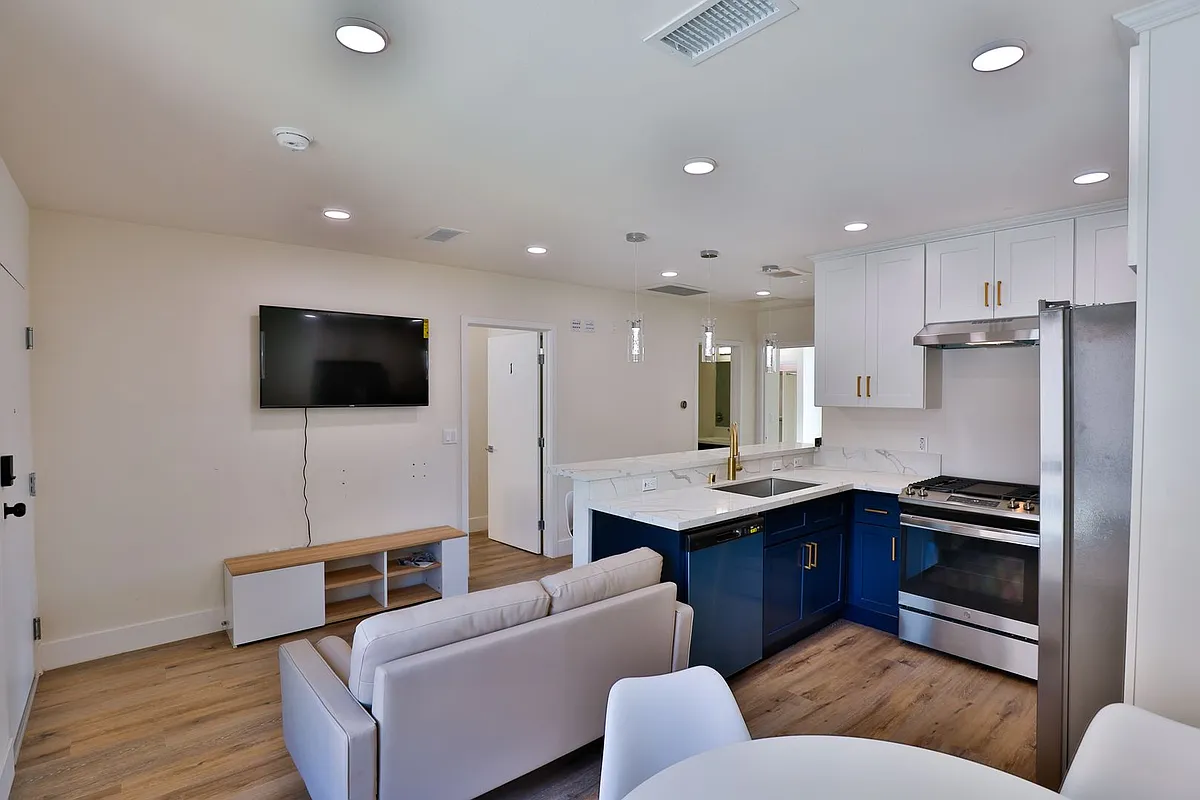 Building Photo - 1118 W 37th Dr