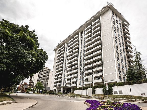 2nd image of 100 Bay St S #1505037