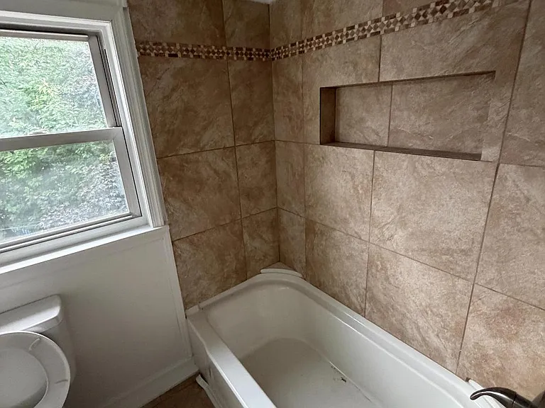 324 W Chestnut St — Photo 6