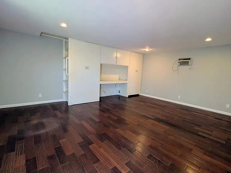 5964 Yarmouth Ave — Photo 14