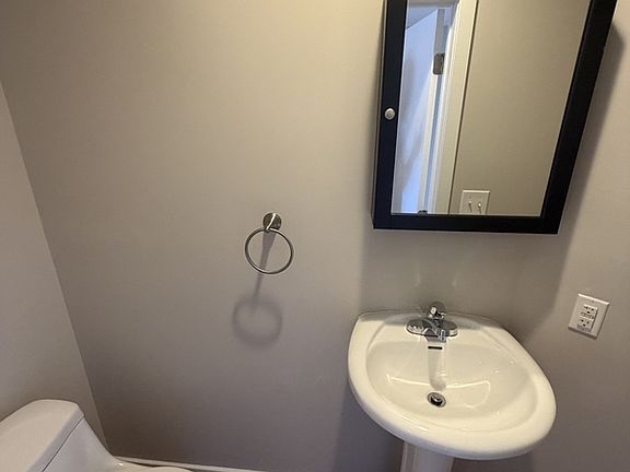 5th image of 2615 Dickinson St