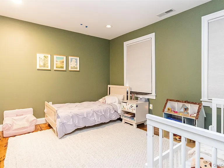 120 Verplanck Ave — Photo 22