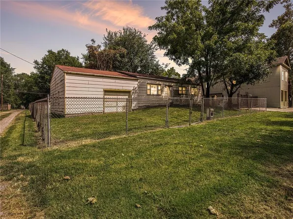 915 S 8th St, Kansas City, KS 66105