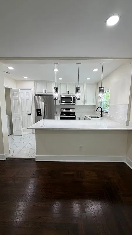 2 bed, 1.0 bath, 925 sqft, $2,300 — Photo 4