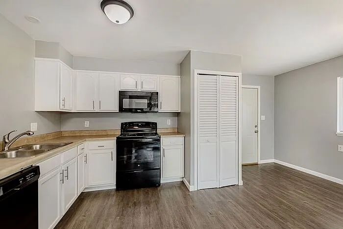 1530 S Drexel Ave — Photo 10