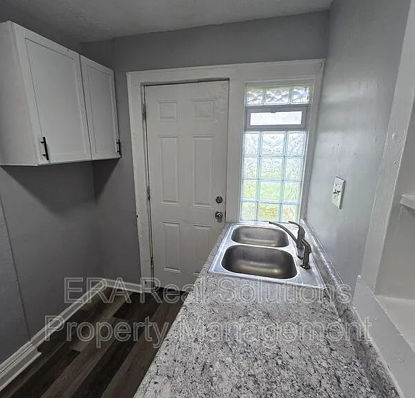 1577 E Cordell Ave — Photo 6