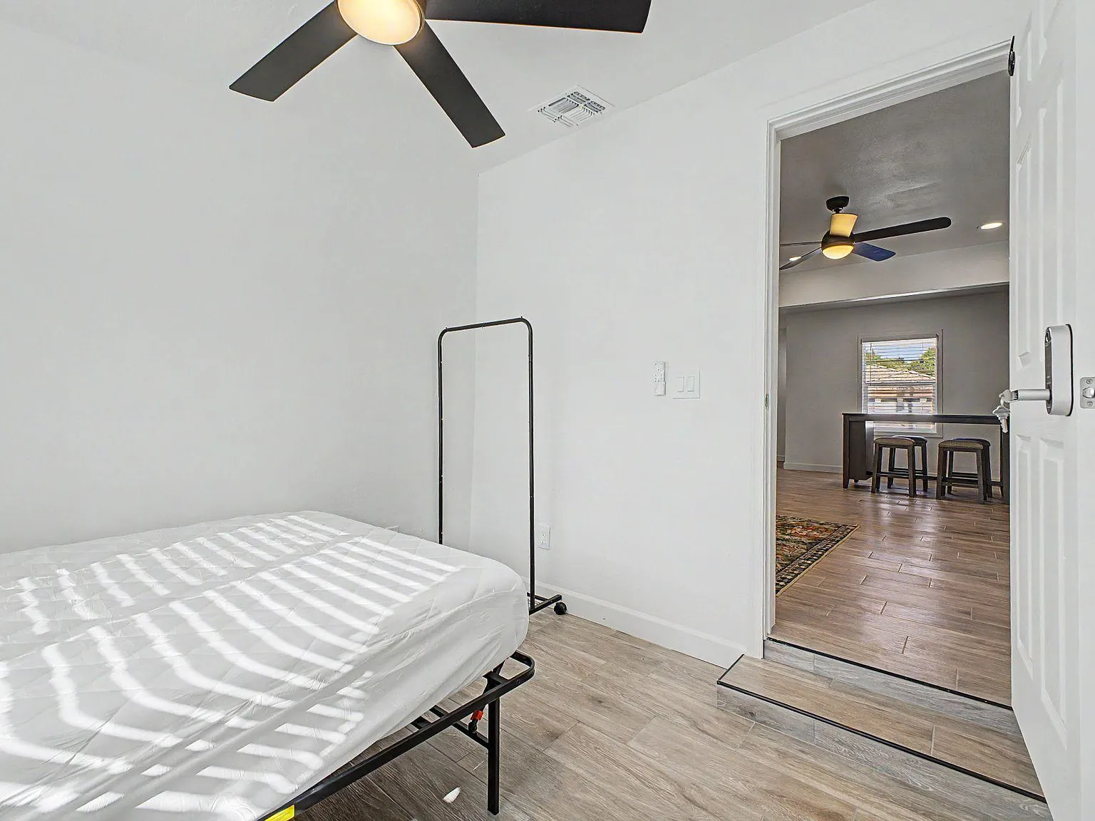 4 bed, 4.0 bath, 2600 sqft, $884 — Photo 2