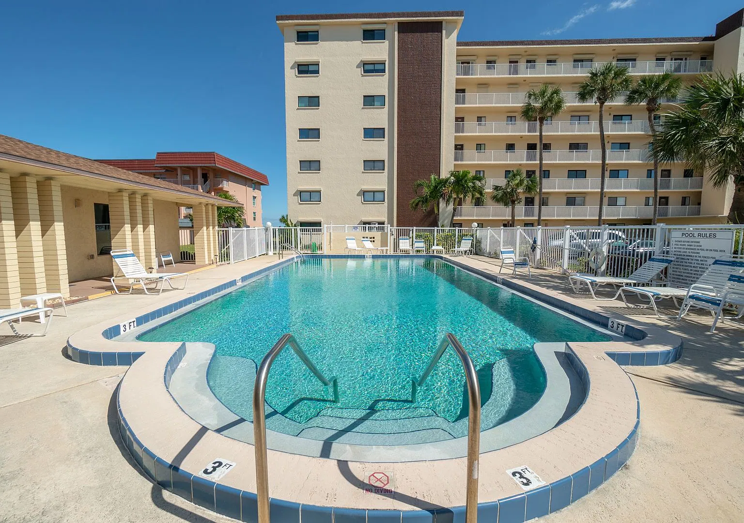 Executive oceanfront furnished rental — Photo 1
