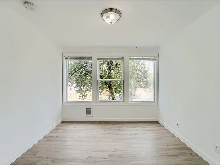 Sunset View Apartments — Photo 34