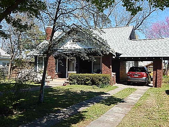 3rd image of 204 Pine Bluff St