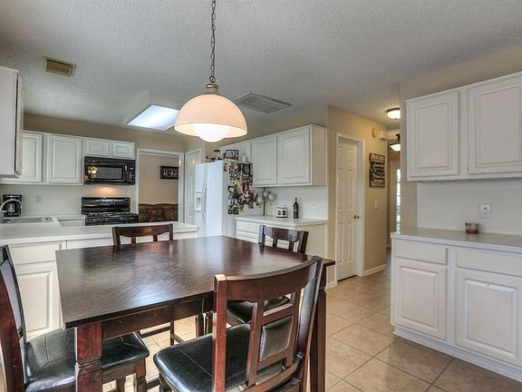4th image of 3904 Elmwood Dr