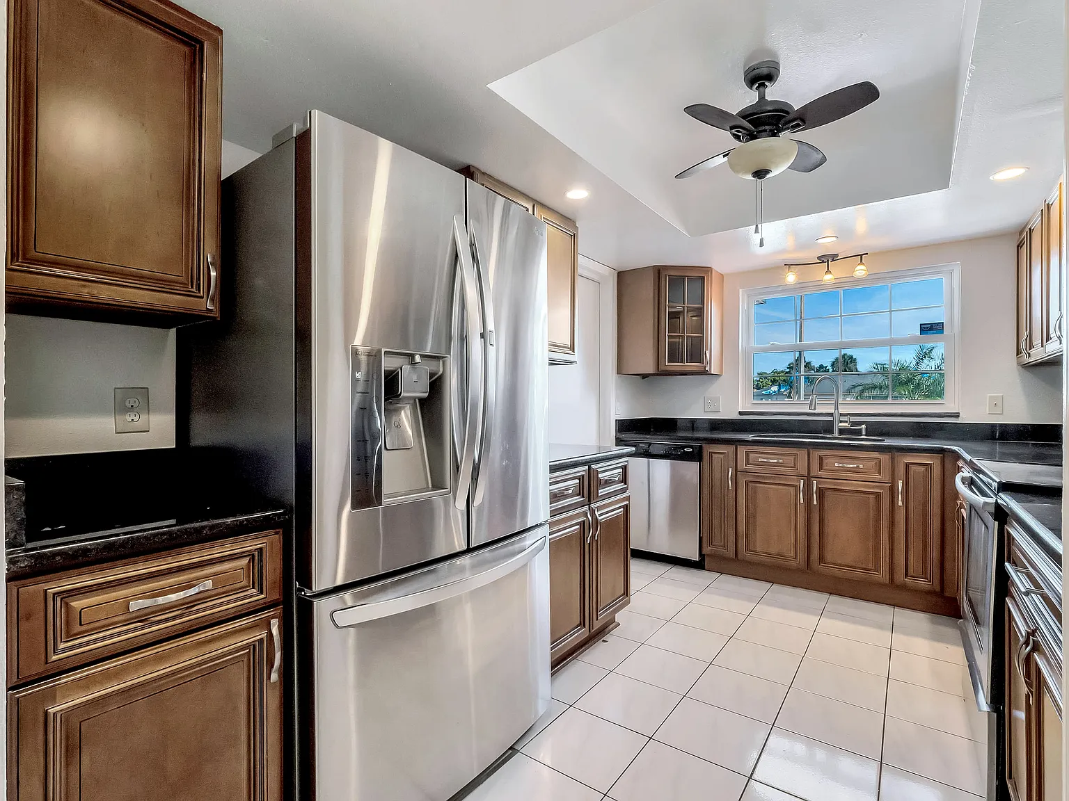 4 bed, 3.0 bath, 2274 sqft, $962 — Photo 4