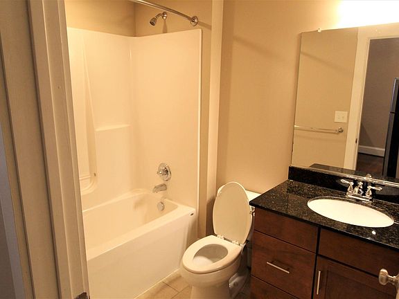 3rd image of 611 S Jefferson St APT 105