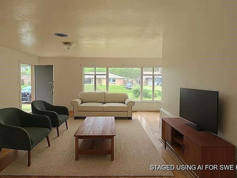 121 E Riverwood Dr — Photo 4