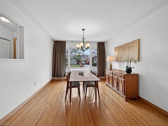 5th image of 19 Burfield Ave