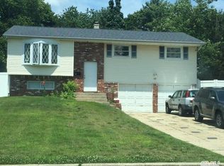 65 Floyd St, Brentwood, NY 11717