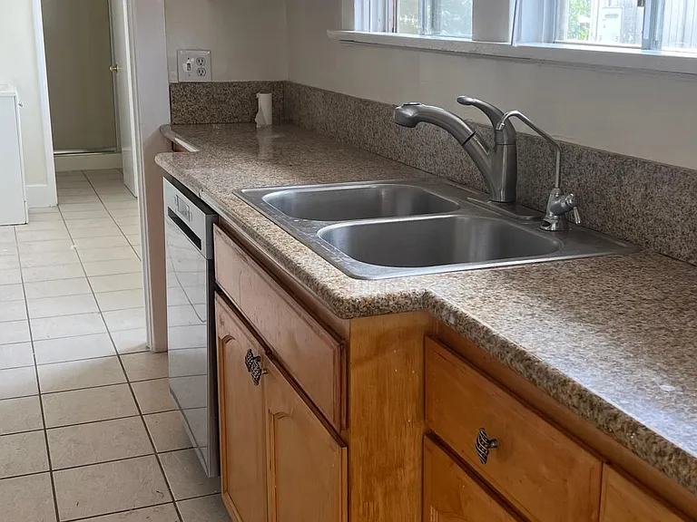 1116 Irving Ave — Photo 6