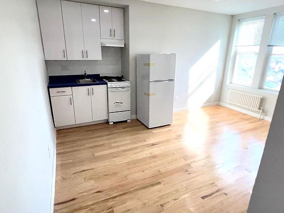 3rd image of 215 E Broadway #5DD