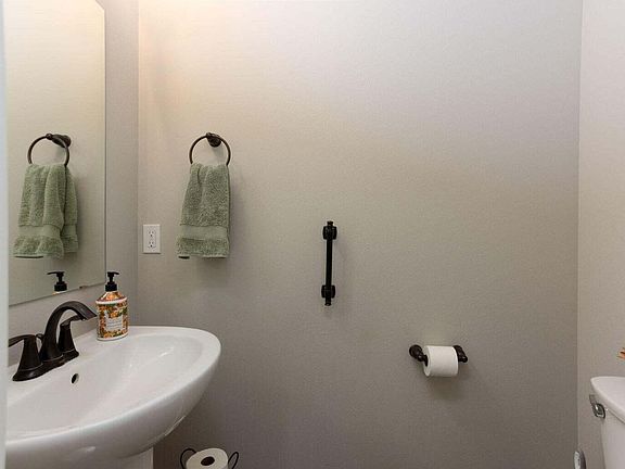 5th image of 472 NE Brookstone Dr