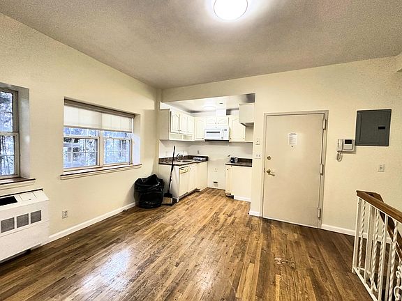 3rd image of 2582 37th St #1A