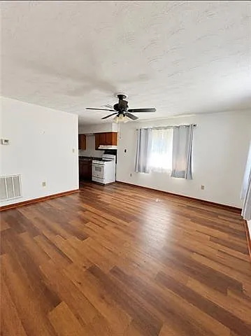2 bed, 1.0 bath, 700 sqft, $1,250 — Photo 2