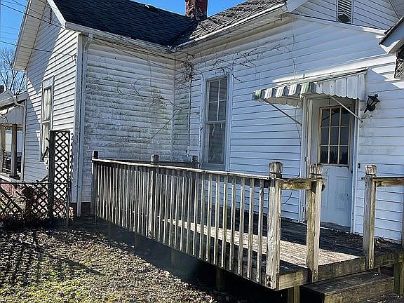 3rd image of 228 W Franklin St