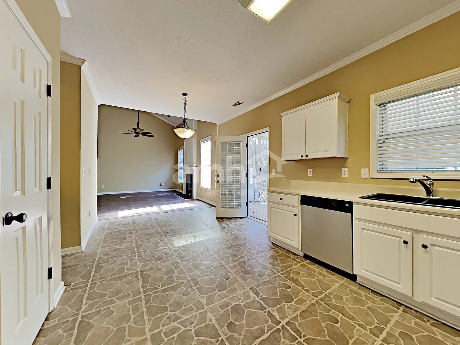 3 bed, 2.5 bath, 2142 sqft, $2,455 — Photo 4