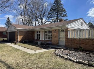 38330 Newcastle Dr, Clinton Township, MI 48036